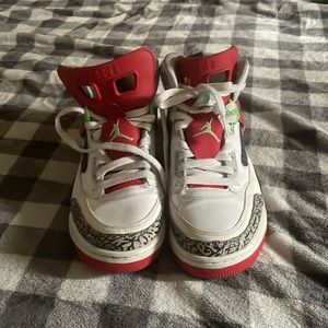 Used Jorden 10.5 in men.my price 400.comes with White,red with elephant print